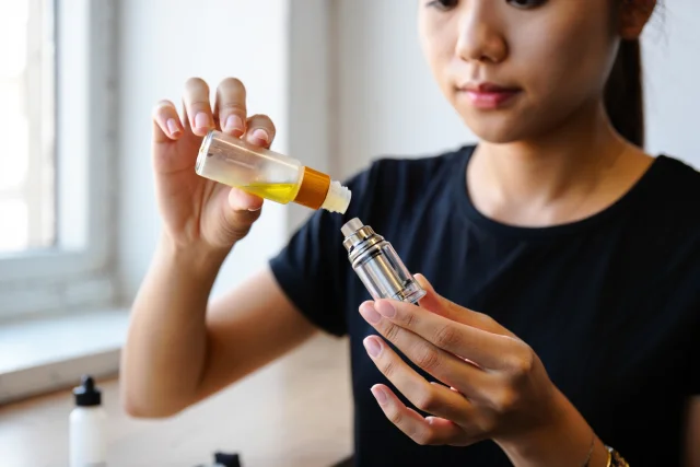 vapeリキッドをいれる女性